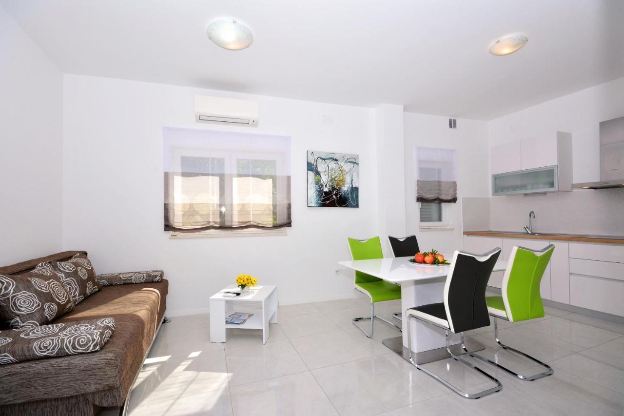 Seas The Day Apartments Podstrana Esterno foto