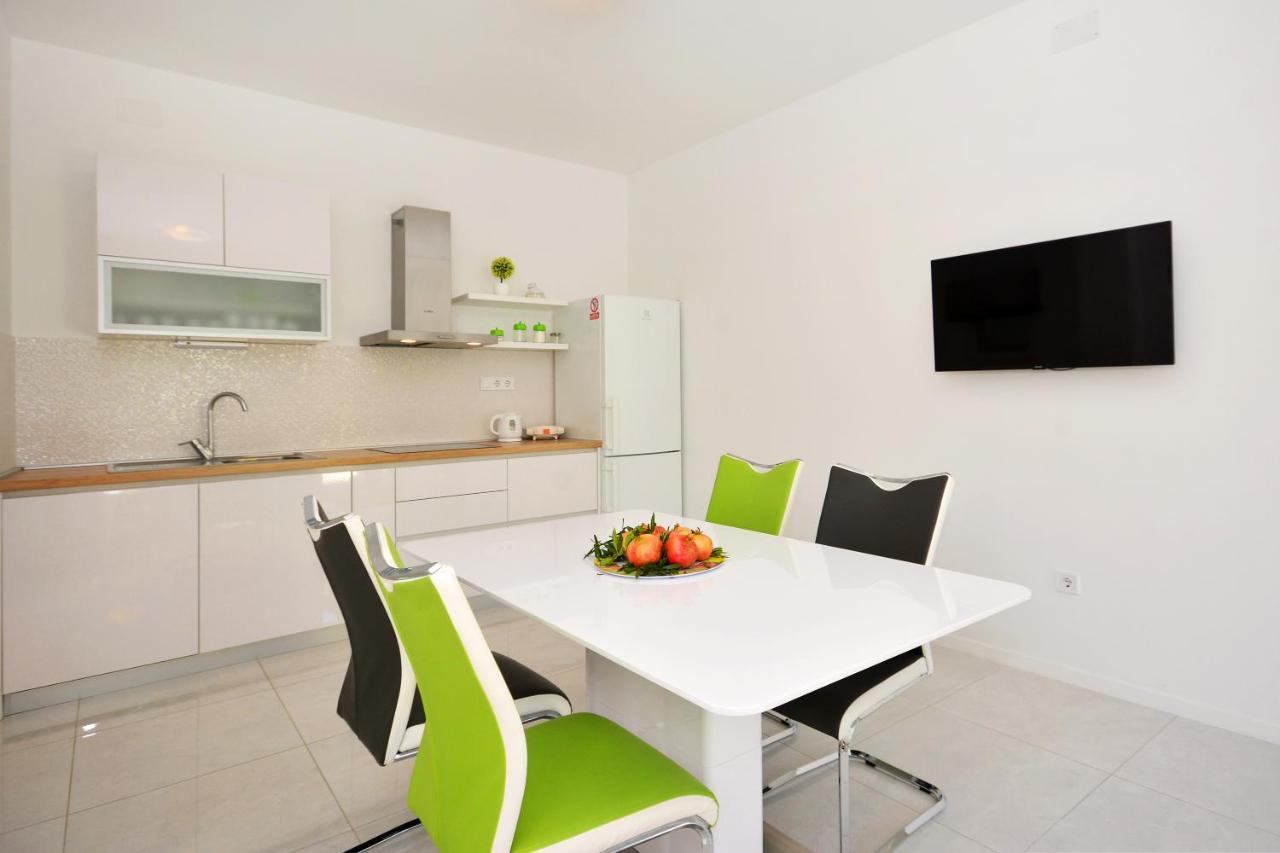Seas The Day Apartments Podstrana Esterno foto