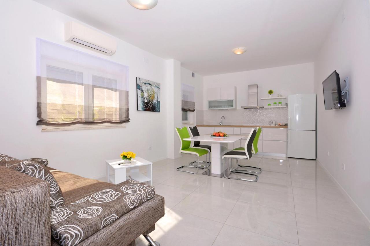 Seas The Day Apartments Podstrana Esterno foto
