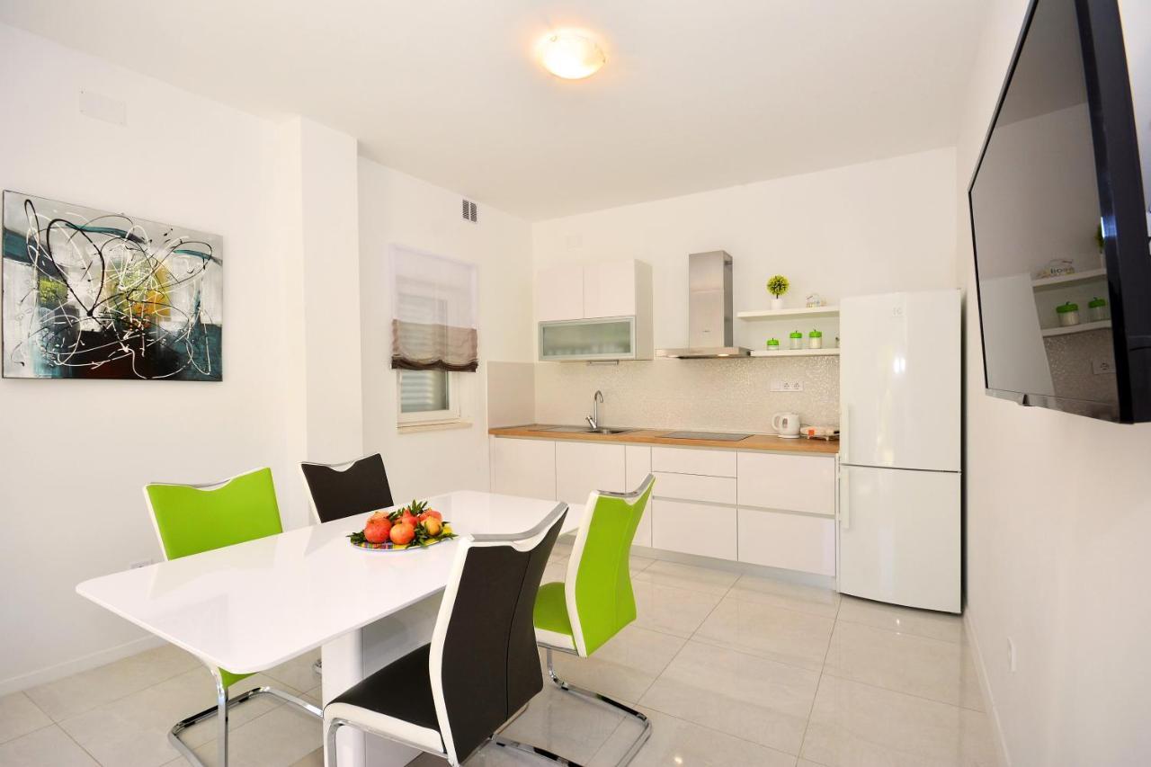 Seas The Day Apartments Podstrana Esterno foto